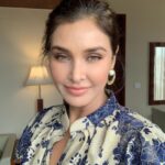 Lisa Ray Instagram - Thank you #FICCIFLOAHMEDABAD for the warmest reception for my talk on Wellness and #ClosetotheBone As a sidebar, I’m returning home, suitcase stuffed to capacity with wellness gifts from members 🙏🏼 MUH @coleenssalon Wearing @vidhiwadhwani_label Earrings @isharya Styled by @dipikablacklist Ahmedabad Airport Terminal 1