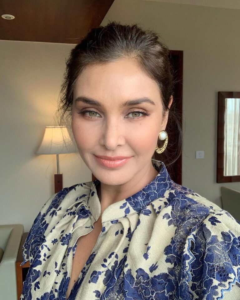 Lisa Ray Instagram - Thank you #FICCIFLOAHMEDABAD for the warmest reception for my talk on Wellness and #ClosetotheBone As a sidebar, I’m returning home, suitcase stuffed to capacity with wellness gifts from members 🙏🏼 MUH @coleenssalon Wearing @vidhiwadhwani_label Earrings @isharya Styled by @dipikablacklist Ahmedabad Airport Terminal 1