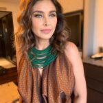 Lisa Ray Instagram - Volume hair and fresh makeup by @shraddhabachani for today’s @radiantwellnessconclave in #Chennai speaking on #EmotionalWellness Great event. Deep laughter. Truth speaking. And I’m repeating my same @vaishalisstudio outfit, styled differently. I feel compelled to practise sustainability in my choices, rather than always feed the narrative that pressures us to buy. Do you repurpose and repeat outfits? I do all the time in everyday life. So why not in my professional life? I bought a lot of #Souffle’s infant chic clothes from @retykle in Hong Kong and pass on their wardrobe to other cutie patooies when it’s been outgrown. Let’s get real about ourselves, the state of the planet and capitalism. Even in a world ruled by fickle, fast fashion you can pave your own road: you always have a choice to avoid the traffic jam of mass hypnosis 🙏🏼 As my friend @sujstyle says It’s chic to repeat ✌🏼 MUH @shraddhabachani Styled by @dipikablacklist Wearing @vaishalisstudio @perniaspopupshop Manager @deepikamandelia @exceedentertainment