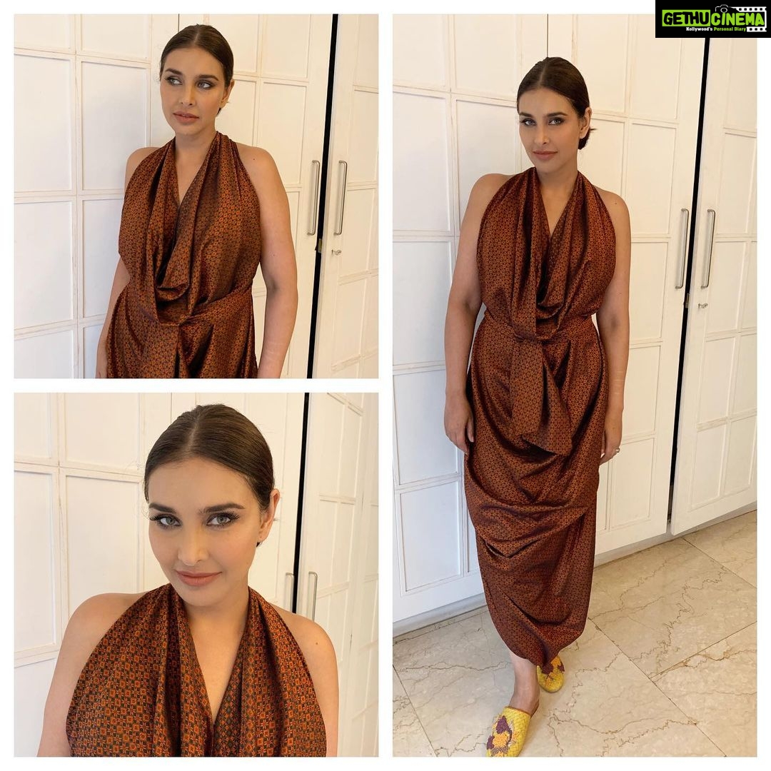 Lisa Ray Instagram - Off to #HerStory salon where I’ll be sharing my #LifeStory through the lens of my book #ClosetotheBone hosted by my friend @sangitakathiwada Makeup and hair @bhavyaarora assisted by @ms_teli Hair @ms_teli Styling @dipikablacklist Cowl neck dress @vaishalisstudio @perniaspopupshop Shoes @inochhiofficial