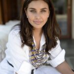 Lisa Ray Instagram - Repost from @etpanache using @RepostRegramApp - One of India’s first supermodels, an accidental actor, cancer survivor, mother of twins through surrogacy, a global citizen. These are various labels that could be attached to the personality of Lisa Ray. Yet, as her recently-released memoir, 'Close to the Bone' reveals, the 47-year-old who stumbled into the Indian entertainment industry at sixteen (and almost starred in a Bond film!) doesn’t approve of labels at all. She talks Bollywood, bulimia, and how she loved and lived on her own terms. Link to interview in bio. . . . . . #LisaRay #CloseToTheBone #HarperCollinsIndia #Books #Memoir #Bollywood Image @farrokhchothia