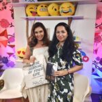Lisa Ray Instagram - I just want to mention three things in reference to this photo: 1. Chatting with @kiranmanral about @closetothebone.book for @shethepeopletv was jolly good fun. Every writer should get the chance to interact with someone as insightful, smart and engaged 2. I love this tote. 3. Someone stole said tote. #jussayin #givemytoteback #closetothebone @shethepeopletv