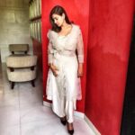 Lisa Ray Instagram – It was hotter than Mercury in #Agra on this day four years ago, when I landed for @rado event. After more than a decade of criss- crossing India for @rado launches and events, I have to say I miss seeing new places and faces. Stopping at a dhabba for makki di roti and kaali dal. Paying homage to the Golden temple in Amritsar. Dining on chelo kababs in Kolkata then the panicked, bumpy ride to the airport. 
Zoom doesn’t do it for me. All those boxes and disembodied heads. I’ve avoided boxes my entire life. I’m not about to capitulate now.
And I will never complain about hotel food again.