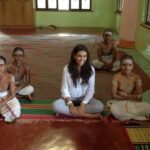 Lisa Ray Instagram - That time I absorbed the guileless wisdom of young pandits-in-training @srisriravishankar ashram in #Bangalore
