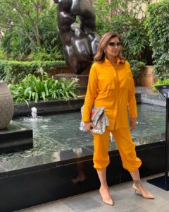 Lisa Ray Instagram - Sunny days talking about #ClosetotheBone across India. Have you got your copy yet? Styled by @dipikablacklist Wearing @iamtroublebykc Clutch @vipulshahbags MUH @sabrina_suhail Earrings @vasundharajewelry Location courtesy @ritzcarlton.bangalore