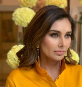 Lisa Ray Instagram - Bangalore launch for @closetothebone.book @ritzcarlton.bangalore @harpercollinsin Styled by @dipikablacklist Wearing @iamtroublebykc Earrings @vasundharajewelry Makeup @sabrina_suhail