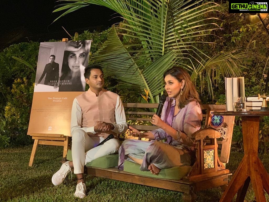 Lisa Ray Instagram - Iโm sort of speechless from the pure enchantment woven last night at the #ShanghviSalon launch @closetothebone.book @theprojectcafegoa in conversation with my dearest heart @thepostcarder en plein air and surrounded by curious, loving friends and readers. Iโm just going to share images from a night of magic. Deep bows to everyone ๐๐ผ @drastyshah @harpercollinsin @bonitavaz @elsewheregoa @piaparadise #svetlana @sheenasees Missed you @wendellrodricks @farrokhchothia Styled by @dipikablacklist Wearing @pausefashion.in Earrings @isharya MUH @suchitra82 The Project Cafe Goa
