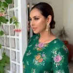 Lisa Ray Instagram – #ClosetotheBone book tour comes to my ancestral home #Kolkata
Styled by @dipikablacklist 
Earrings @isharya 
Wearing @goodearthindia 
Makeup and hair @abhijitchanda39