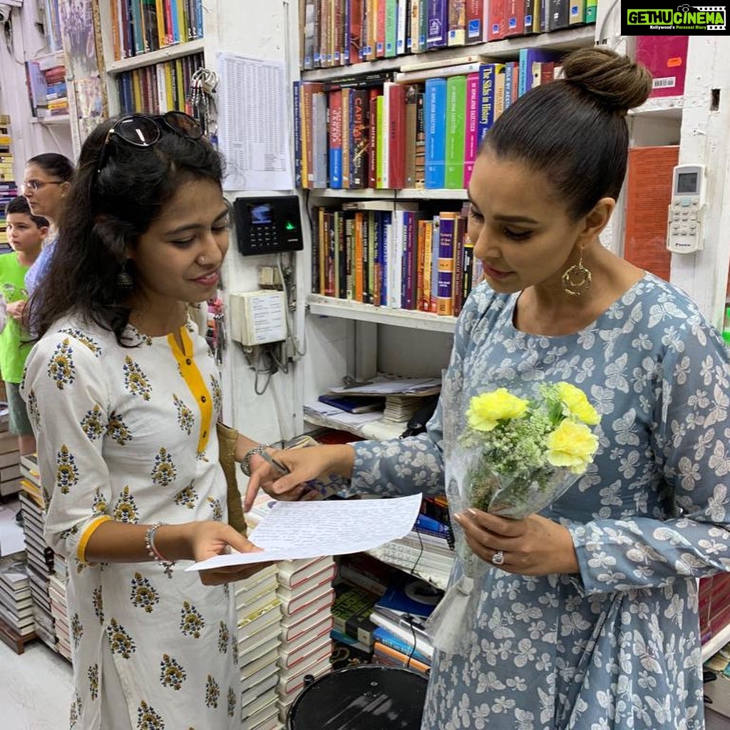 Lisa Ray Instagram - It was a stirring morning signing copies of @closetothebone.book meeting fellow readers and sharing stories this morning @bahrisons_booksellers Styled by @dipikablacklist Wearing @clothesbykavita Earrings @isharya Makeup @kiran_chhetri92 Hair @hairbydablu Thank you Aanchal, Rajni and Anuj @harpercollinsin #ClosetotheBone