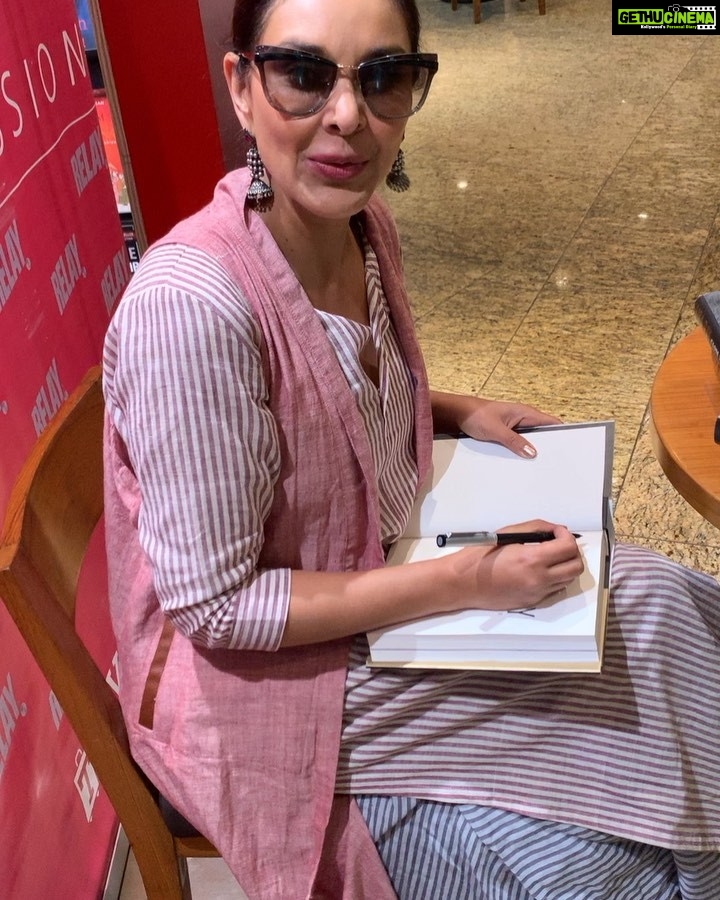 Lisa Ray Instagram - Pick up a signed copy of @closetothebone.book at the #RelayBookstore at @csiamumbai before dashing off to your gate. I know waiting in airports provide a weird limbo from our everyday lives, time to pull out a book and read. @harpercollinsin Styled by @dipikablacklist Wearing @livetoile Bag @vipulshahbags