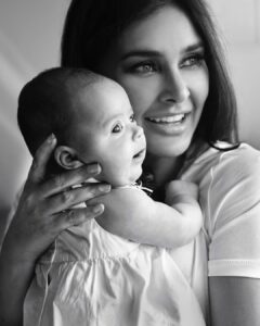 Lisa Ray Instagram - We’re heading home, baby sun. #Soleil #fucktheygrowquick image @aligphoto