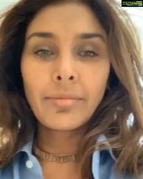 Lisa Ray Instagram - In a video as candid as my memoir, I'd like to share with readers why I wrote #CloseToTheBone, my literary debut, what it stands for and most importantly, how it reaffirms my belief that we are all more beautiful for having been broken. If this little sneak peek makes you curious, you can pre-order your copy on https://amzn.to/2v9R2GA PRE ORDER LINK IN BIO @harpercollinsin