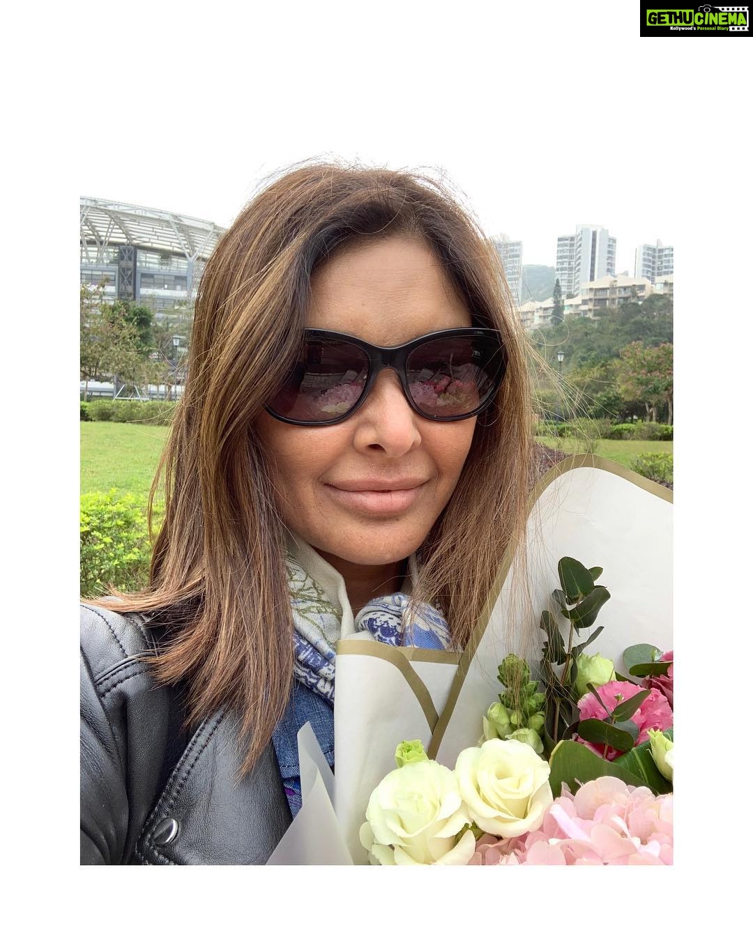 Lisa Ray Instagram - Spent this morning with the Film Studies Class of ‘19 at #DiscoveryCollege, chatting about @deepamehtafilms #Water which they chose to study this term. Lively discussion on film-making, the magic of cinema and the creative process. Best of luck with your film projects Sarah, Dennis, Jessica, Annabelle, Meredith, Tina, Patricia, Roman and Run Tong. Thanks for the flowers and for inviting me. Special thanks to your prof Vanessa and my friend @kal_heathe for connecting the dots. ESF Discovery College