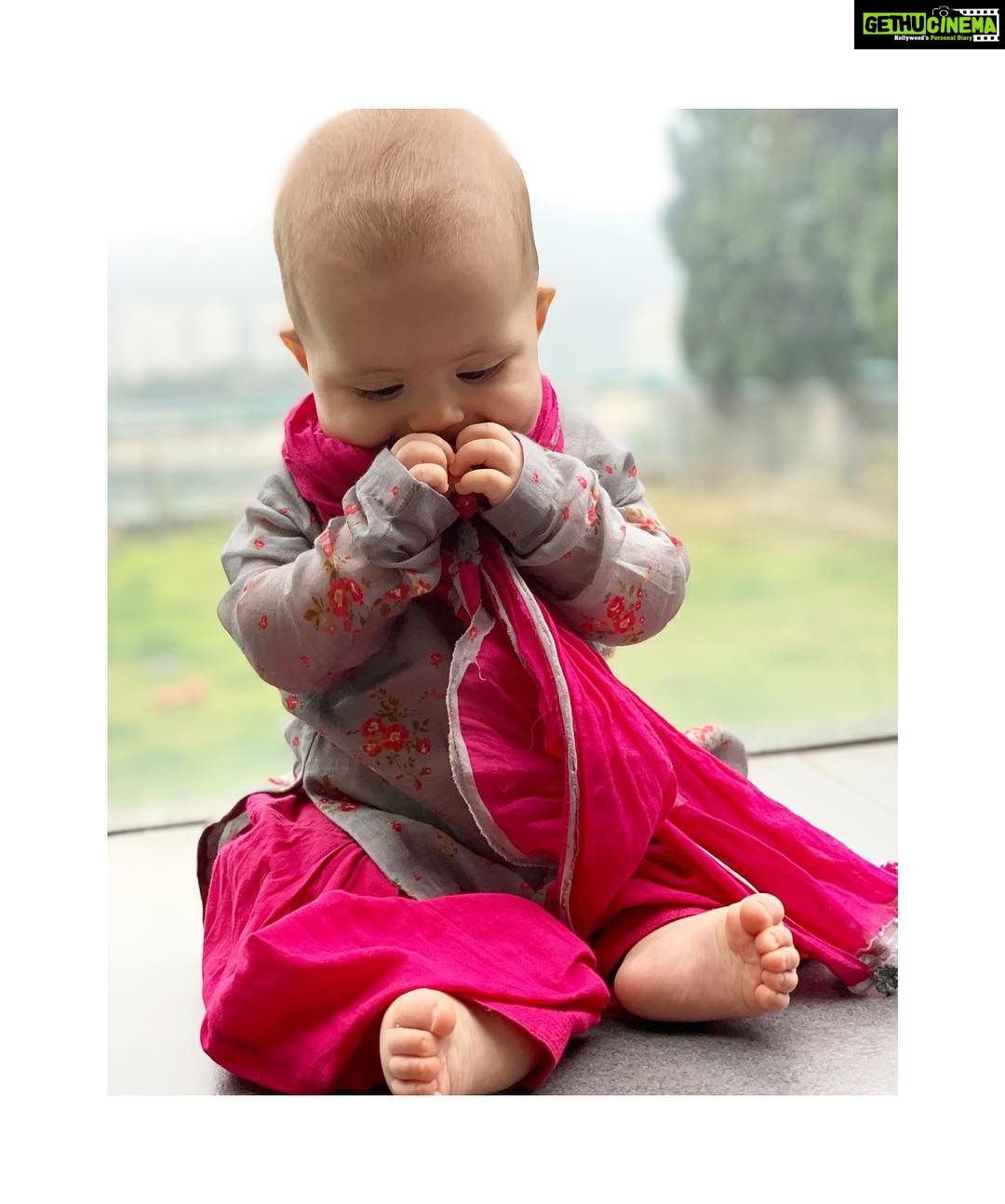 Lisa Ray Instagram - For Saraswati Pooja today, given a choice amongst money, pen and book, Sufi grabbed a pen with alacrity and Soleil surprised us by reaching for a book on Rumi. No matter what path they choose, I pray my girls overflow with love, moonlight, possibility and the light of knowing #hatekhari Outfit @goodearthindia