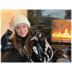Lisa Ray Instagram – This incredible goddess- boundless love and talent- a fireside chat over endless cups of tea. I love you @taramacleanmusic follow her to find out when her soulful album drops. I’m a fan and so lucky to call her a soul sister. 
Thank you @shangrilato Shangri-La Hotel, Toronto