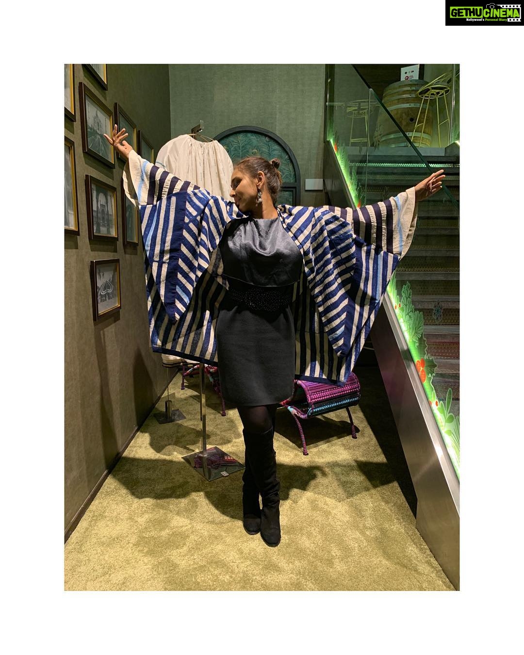 Lisa Ray Instagram - When an evening has the ability to spark a passion larger than our individual concerns, that’s my brand of magic. Last night at a dinner @daarukhana organized by my friends @goodfood65 and @ingridburgos the creative visionaries behind @discoverindiabyhand and supported by @jetairways I met @menonpr and listened to his impassioned talk about his personal encounters with the handloom industry in #Chendamangalam, and how he has made it a mission to help these communities of traditional weavers rebuild their livelihood and support their ancestral talent by replacing the looms that were lost and destroyed during the devastating floods in Kerala. Handmade, handspun and handwoven textiles are not a trend but one of India’s great contributions to the world’s artisanal heritage, economy and the global fashion industry. Despite that, the weavers earn pitiable amounts and suffered losses that wiped out their income with no recourse to financial support after this natural disaster. @menonpr started @savetheloom_org and rallied some of India’s best design talent to create garments from hand spun material from the region to support the cause of replacing looms and reviving livelihood in the region. You can pick up a one of a kind piece like my @ka_sha_india piece @onezeroeight.stl @kochibiennale or reach out to @savetheloom_org But you can’t have this piece. I bid on it last night and won. But actually we all win when artisans are empowered and thrive 🙏🏼