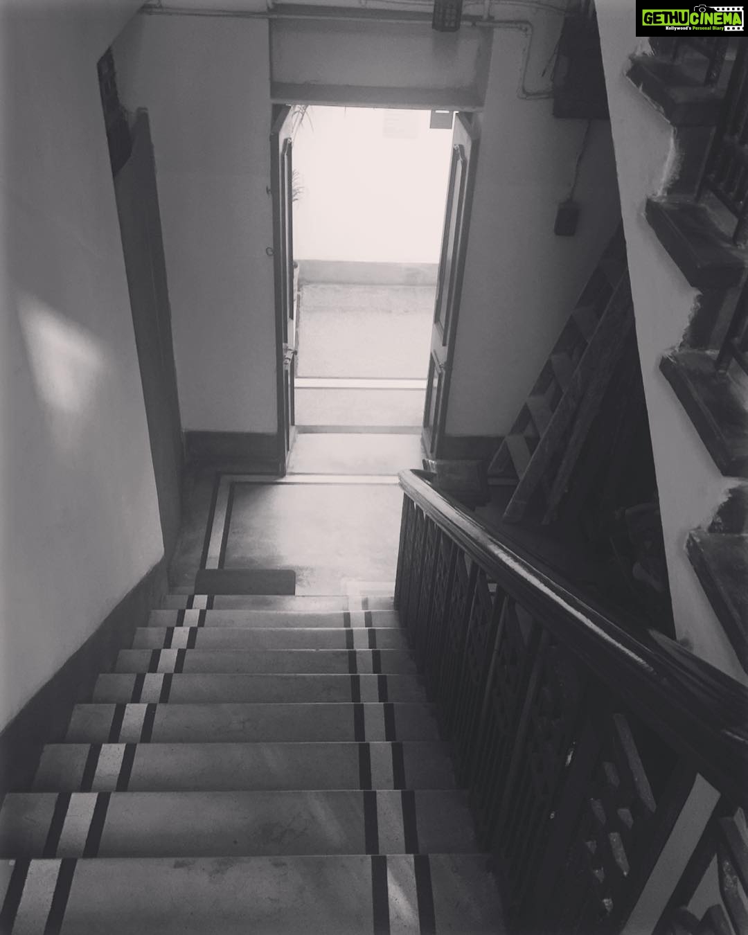 Lisa Ray Instagram - Every stairwell of every bungalow in #Kolkata on my last trip reminded me of our ancestral home in #Shyambazaar Reminded me of all the sweet, dense smells wafting through the house and the time I asked my auntie, ‘What does alta smell like?’ and buried my face in her palm. Reminded me of smoky wintry mornings and thick, knitted sweaters and the monkey caps worn by the house help when they left for the vegetable market. Reminded me of the layers of self and buried in there, childhood.