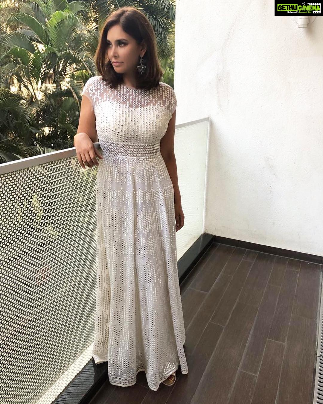 Lisa Ray Instagram - Honoured to have been invited to judge the #Diabeauty 2nd annual Beauty Contest for diabetic patients organised by Dr Rima and @noblehospital #Pune Wearing @abujanisandeepkhosla earrings by @sakshijhunjhunwalaofficial styled by @aasthasharma @wardrobist @iammanisha MUH @teasemakeup Manager @deepikamandelia Thanks @aditigovitrikar for inviting me to be part of this uplifting event