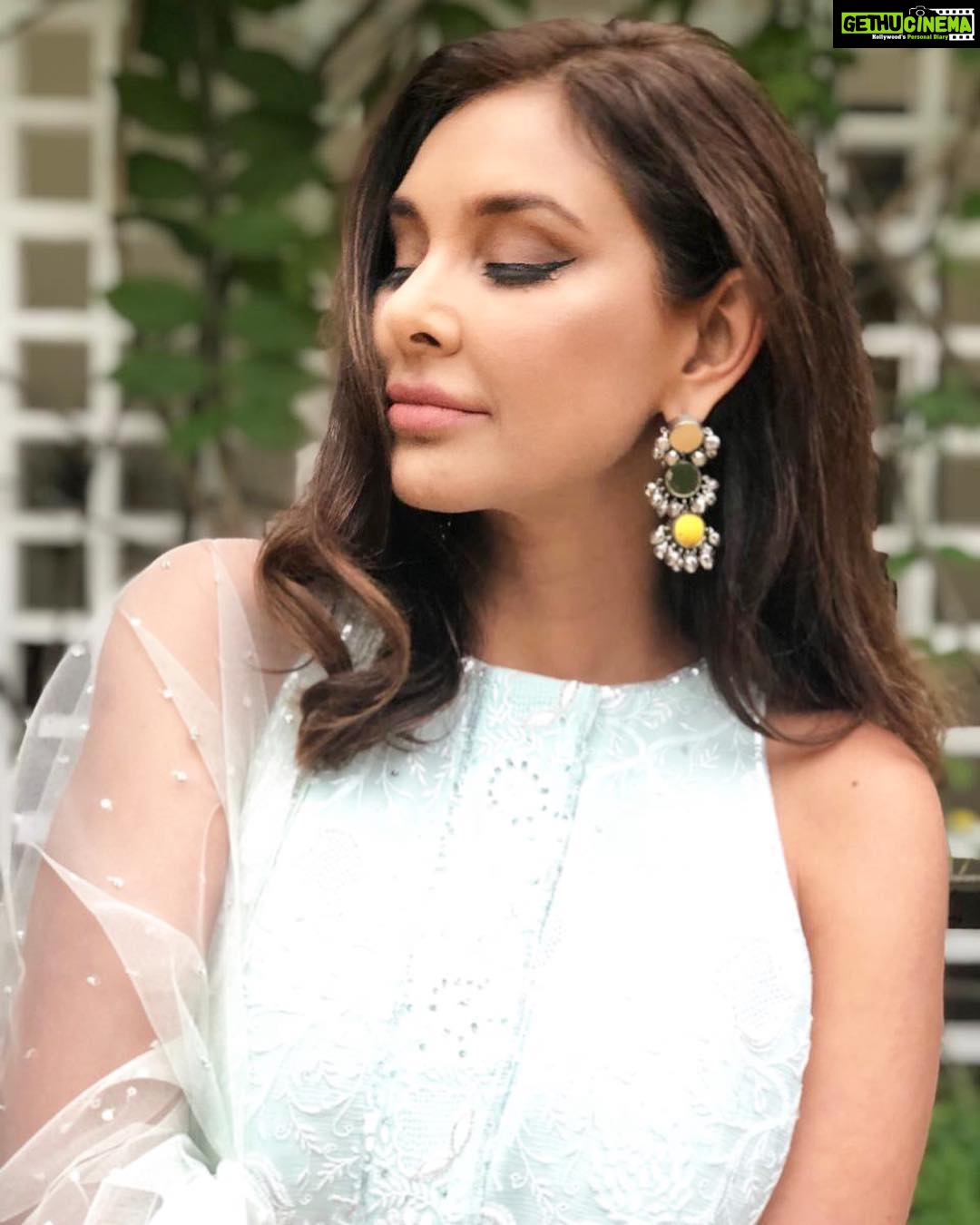 Lisa Ray Instagram - Follow those pastel feels 🌹 #Kolkata @rado @kanikakapoor_houseofchikankari @aasthasharma @wardrobist @zoya.makeupandhair