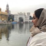 Lisa Ray Instagram – The prayer in my heart always attempts to unite the light of the soul with the infinite cosmos. There are places where this intention blooms with a higher intensity. The Golden Temple in Amritsar is one such place.
Knowing I would visit, one of my teachers shared a prayer~

May all women of this earth heal deeply and become goddesses of peace on this planet~

May all beings wake from the dream of separation and start being ONE with all ~

May all live healthy, happy, holy ~

Sat Nam ✨