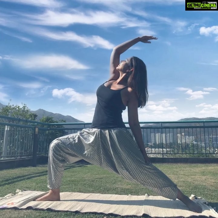 Lisa Ray Instagram - Stepping into the new year with #peacefulwarrior 🙏🏼 Thank you @thedivayoga @sarvesh_shashi @malaikaarorakhanofficial 😘@dipikablacklist for my new organic mat. Yoga has equipped me with an attitude for gratitude during cancer and much beyond. Yoga humbles. I’ve been practising for almost twenty years and I remain a student and beginner. #goddesswithin image @dipikablacklist