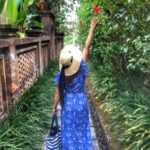 Lisa Ray Instagram - Flower unpicker spotted. Uncrushing petals in her path. #Bali @comoumaubud COMO Uma Ubud, Bali