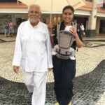 Lisa Ray Instagram - Three generations of Rays. This is how we do it now. Soaked in the goddess’s blessings...and rain. #parenthood #Souffle #DurgaPooja2018 #HongKong Makeup @jomakeupartist Sari dress @rashmivarma Lime green chappals @mysolesisters @miamilybabycarriers