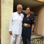 Lisa Ray Instagram - Me and my baba all dolled up for #Pujo Makeup @jomakeupartist Sari dress @rashmivarma Choli @raw_mango Belt @thelabellife