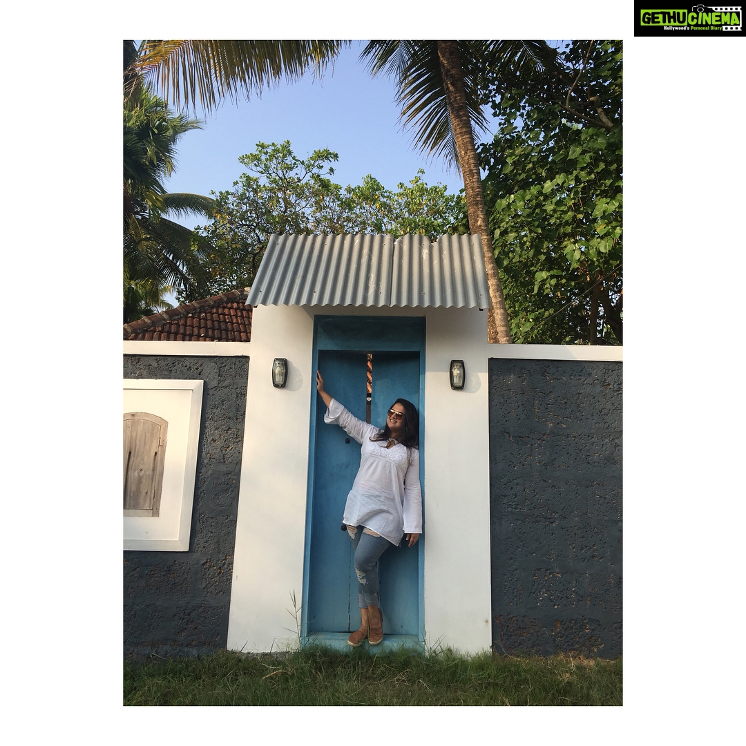 Lisa Ray Instagram - Happy Birthday Arien sister of my heart @preetasukhtankar It’s her heart that has a unique ability to find an abundance of treasures beneath the waves. Then her will assembles a crack team to scoop up the wonders and return to the surface to share and distribute them with all 😜 (bit of a clunky metaphor I know, but i’m going with it) I am however unusually bereft of words to describe how much I love you. May this year continue to expand your horizons in ways that delight and surprise. Can’t wait to share the next phase with you too 😘