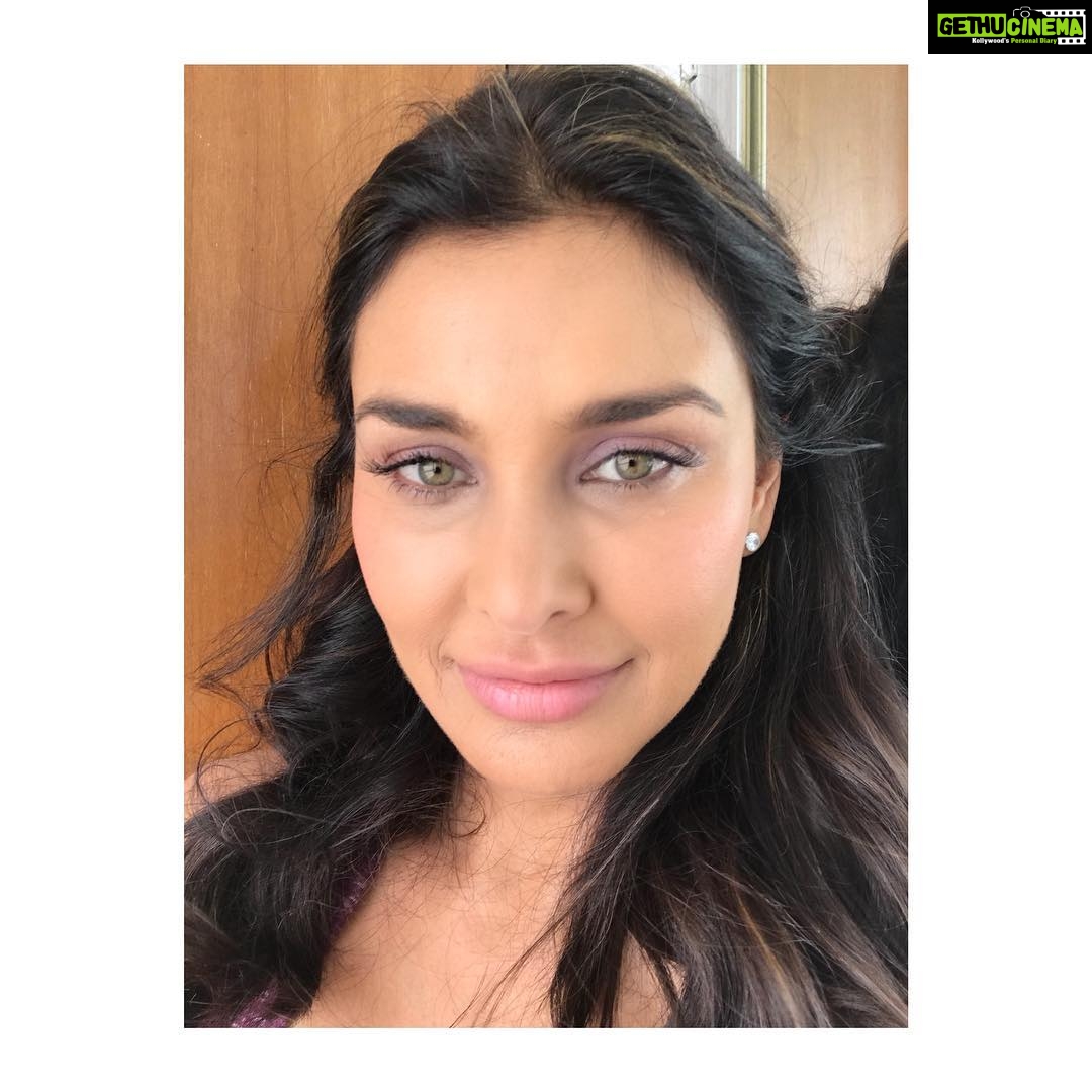Lisa Ray Instagram - Filming Day #3 #Mumbai #setlife MUH @zoya.makeupandhair #AmazonPrime Oricon
