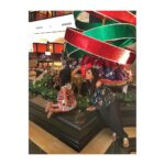 Lisa Ray Instagram - ‘Give me a kiss Aye!’ ‘Wait! Are those presents for ME?’ 😝🤩🤪💕 @tajhotels #LifeofAye Taj Lands End, Mumbai