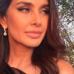 Lisa Ray Instagram - When the #makeupandhair is da 'no filter' bomb and therefore you post for educational reasons 😜😳(and let's face it, vanity, cause c'mon I'm 45, how long is this rodeo going to last?!) MUH @zoya.makeupandhair Earrings @gehnajewellers1 Styling @manekaharisinghani assisted by @kareenparwani Jumpsuit @ayeshadepala Watch @rado Managed by @jainisha_shah @exceedentertainment #whitehairdontcare #whencanistopdyingmyhair #dyingtobeme #loveyourself #redefinebeautystandards #MidlifeVanity Waterside- The Landmark Hotel