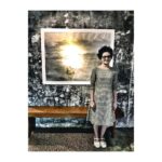 Lisa Ray Instagram - Do catch the showing of bright young artist #saubiyachasmawala works @clarkhouseinitiative presented by @tarqmumbai Nostalgia tinged and haunting works. The self portrait she's posing before is sold however; snapped it up yesterday. Thanks @artpediemdotcom for your invaluable guidance in exposing me to contemporary South East Asian artists and their work. #MumbaiArt