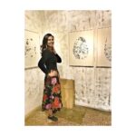 Lisa Ray Instagram - Culmination of a fine afternoon immersed in art with @artpediemdotcom Natasha graciously took me on a tour of galleries @tarqmumbai and @project88mumbai to view emerging artists' work with a final stop @clarkhouseinitiative an artists' collective in south Mumbai, currently exhibiting #BirenderYadav His #fingerprint work is both lyrical and hard hitting, throwing a spotlight on the lives of the anonymous men and women whose entire identity is represented by the impression made by the lines on their thumbs. Clark House