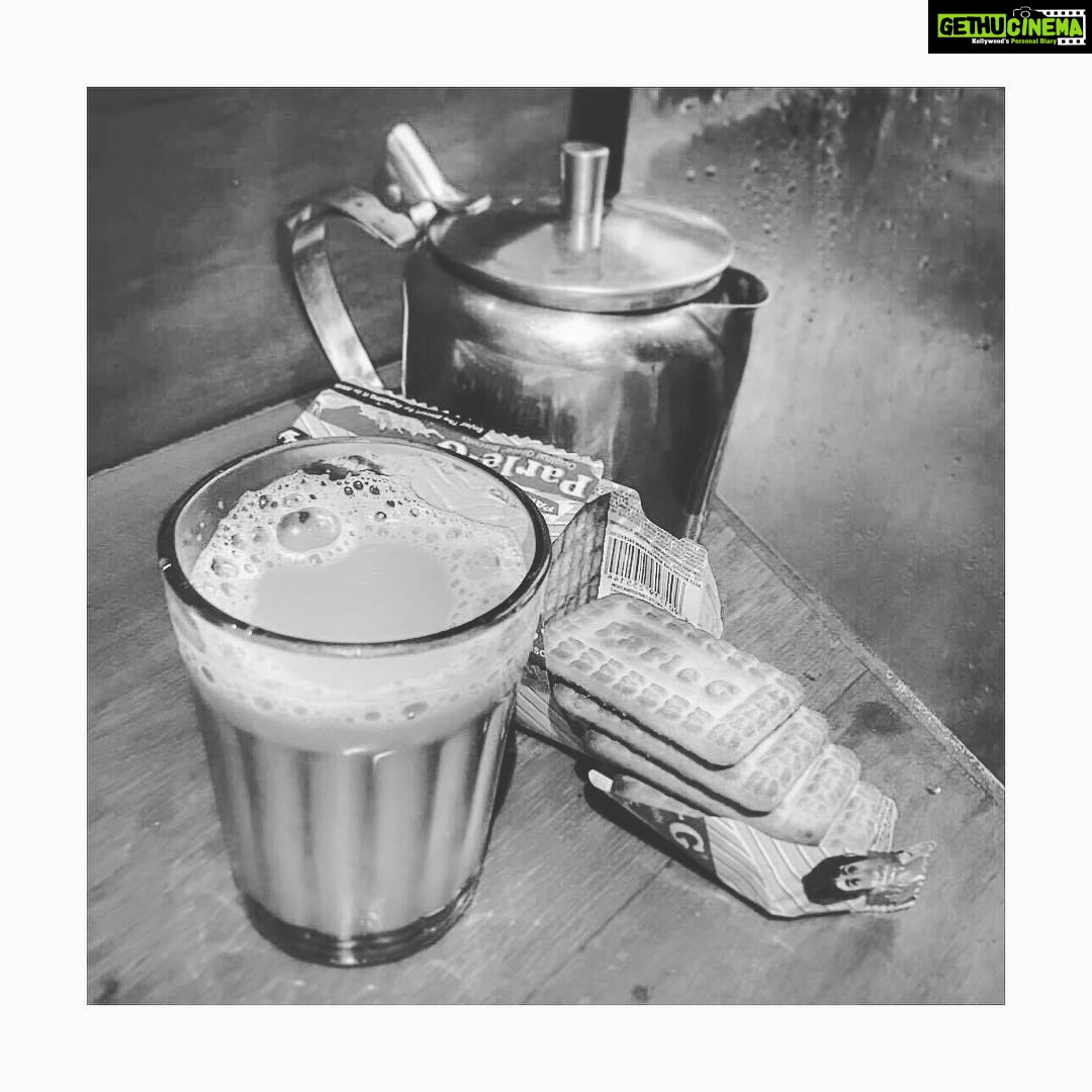 Lisa Ray Instagram - Amidst all the reports of flooding and floating vehicles in #Mumbai what stands out is the spirit and humanity of its citizens and businesses offering shelter and support to each other. As just one example, @thebombaycanteen posted this offer of garam chai, Parle biscuits and free wifi for stranded #mumbaikars. That's my city. Stay safe everyone. #MumbaiMeriJaan #rainedin