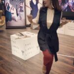 Lisa Ray Instagram – Sometimes you don’t need to say it…
@thelabellife @marketcitykurla #PopUp2017