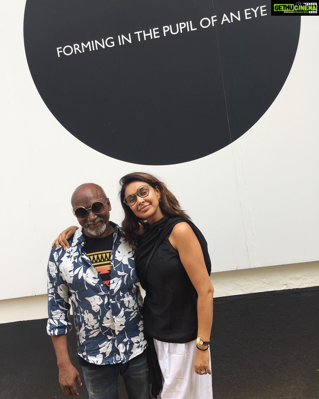 Lisa Ray Instagram - Making #time for art in #India My dear old friend, visionary artist and co-founder of @kochibiennale @bosekrish and I did a little performance art by switching glasses to challenge your eyes, and our pupils 😜 #portraitsoftime #Rado #forminginthepupilofaneye #curatedbySudarshanShetty wearing @rashmivarma aspinwall house(kochi-muziris biennale)