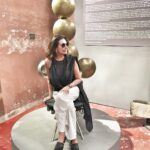 Lisa Ray Instagram - #Time to pause during the @kochibiennale on bartan wallah throne. Fab Gunjan! Wearing @rashmivarma dupatta top #portraitsoftime #Rado #kissakursika @kochibiennale @gunjangupta.in Kochi-Muziris Biennale