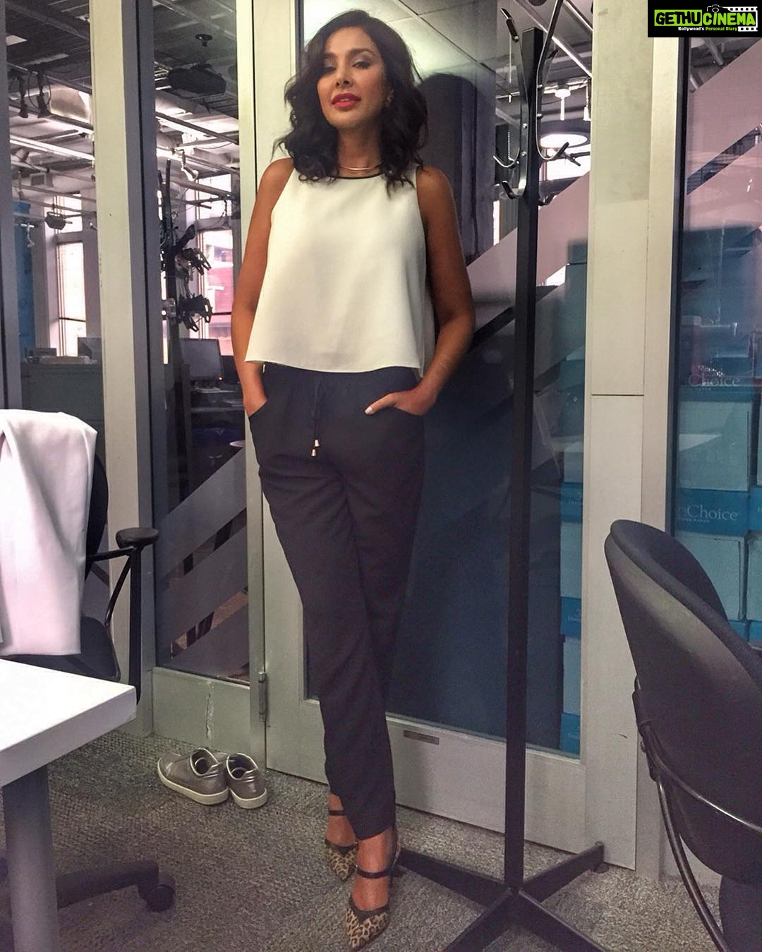 Lisa Ray Instagram - Hanging in the #CTVStudio about to go live on @ctv_television #yourmorning to talk about #LisaRay #JasmineofIndia @the7virtues bringing the sacred into the everyday...you're going to love this divine scent. So excited to launch tomorrow @hudsonsbay Wearing @ted_baker Shoes @abelmunozshoes Styling @kikistylist MUH @annanenoiu