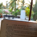 Lisa Ray Instagram - Sono contento with my 1929 Edition of 'A Book of Modern Plays' from the one who knows my inner workings best, it seems, Arian sister @preetasukhtankar Bandra World of Storytellers