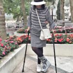 Lisa Ray Instagram – Accidental actress finally has an on set accident
Big toe broken, smile intact. Thanks to my friend in #HongKong my crutches are on point too.
#Oops Repulse Bay, Hong Kong