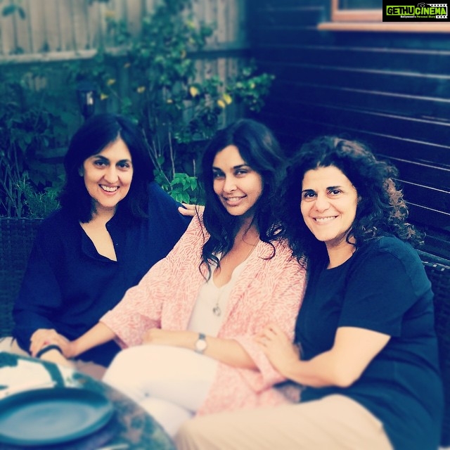 Lisa Ray Instagram - Back in the backyard of my favourite creative powerhouse couple @shamimsarif and #HananKattan. I'm a bit puffy after filming all night, and became the accidental dinner guest at their summery dinner soirée. Besides the food, a highlight was meeting the exquisite actress and director @_joanchen_ of whom I've been a fan for many years. #London #summertime #livingfine Wimbledon,UK