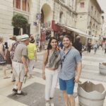 Lisa Ray Instagram – A wee candid snap on the streets of #Avignon.
We love this lively Provençal town which is in the midst of an annual Arts Festival.
Fun fact #64 : there are 1001 stages actively used for the #AvignonFestival and performers from all over the world 
#Avignon #France #Travelista