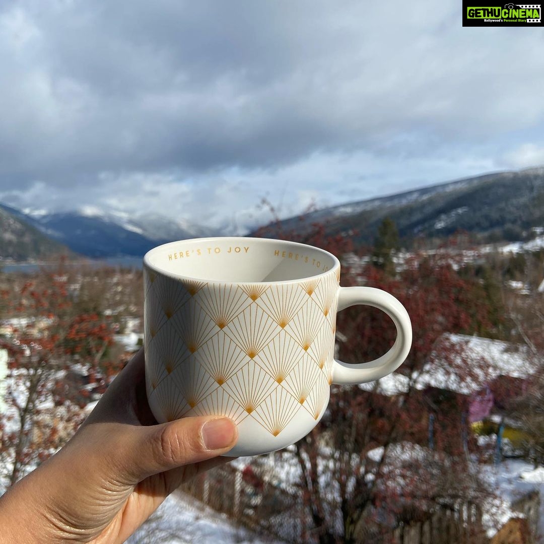 Lisa Ray Instagram - The ULTRA ‘Optimist Collection’ has landed here in Nelson. My @itsmspreetatoyou the ultimate optimist (because, Aries) and @thelabellife come together with @starbucksindia with an Ode to Joy. Sip your coffee/chai and start your day with what’s essential : liquid J. O. Y. (And fab design) Oh you crazy optimistic label-lifers. Here’s to happiness that’s hot, steamy and caffeinated. Here’s to YOU.