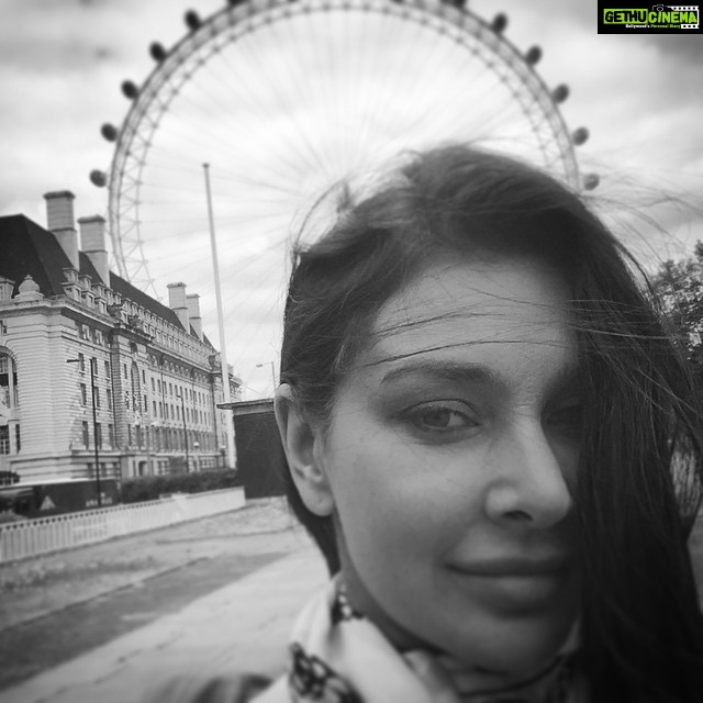 Lisa Ray Instagram - #London #travelista