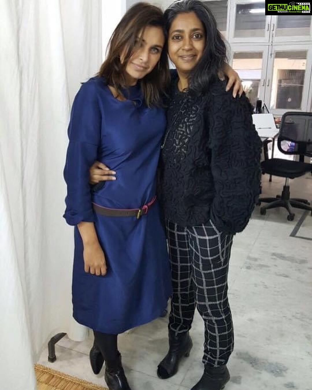 Lisa Ray Instagram - This popped up from a few years ago. Same sentiments. Rashmi’s style endures. Yearning for another studio visit @rashmivarma . To watch a woman you love and respect flower creatively, and on her own unique terms, is everything. The #cosmic #RV #saridress is fearless and feminine with Indian soul and globally fabulous. Sort of like Rashmi herself. And then she makes you jharu the studio to keep it real, Canadian style. #madeinIndia #handloom #creatrix #Delhi