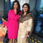 Lisa Ray Instagram - With my amazing Dr Reetu Jain, who makes sure my #MultipleMyeloma is in the cage. Thank you #HelpingHands for all the great work you do in supporting Cancer a Patients. Wonderful, inspiring afternoon connecting with patients at #JaslokHospital. I think my #optimistic pink @gauriandnainika wrap dress did the trick.