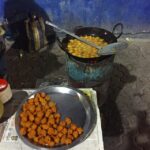 Lisa Ray Instagram - Oooh that nighttime sizzle. #Streetfood #Kolkata #CollegeStreet