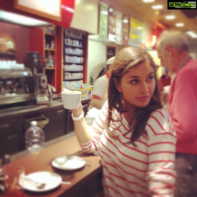 Lisa Ray Instagram - #Travelista quintessential Italian moment at #Autogrill. #italianRoadTripping