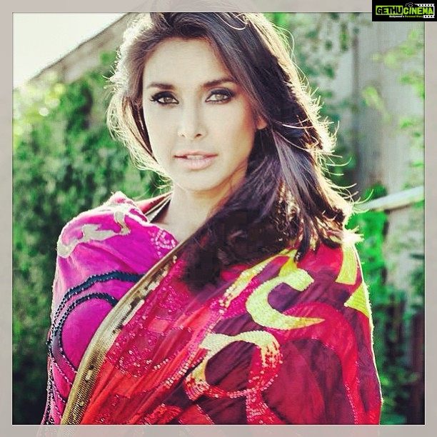 Lisa Ray Instagram - Wrapped up in Hope #Hopesari #lisaray4satyapaul #MirzaWanderingEye